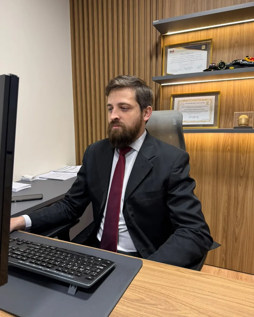 José Henrique Rodrigues, advogado responsável, trabalhando em sua mesa no escritório